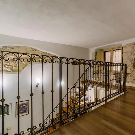 Castle Hill Loft - Heart Of Old Town Apartment